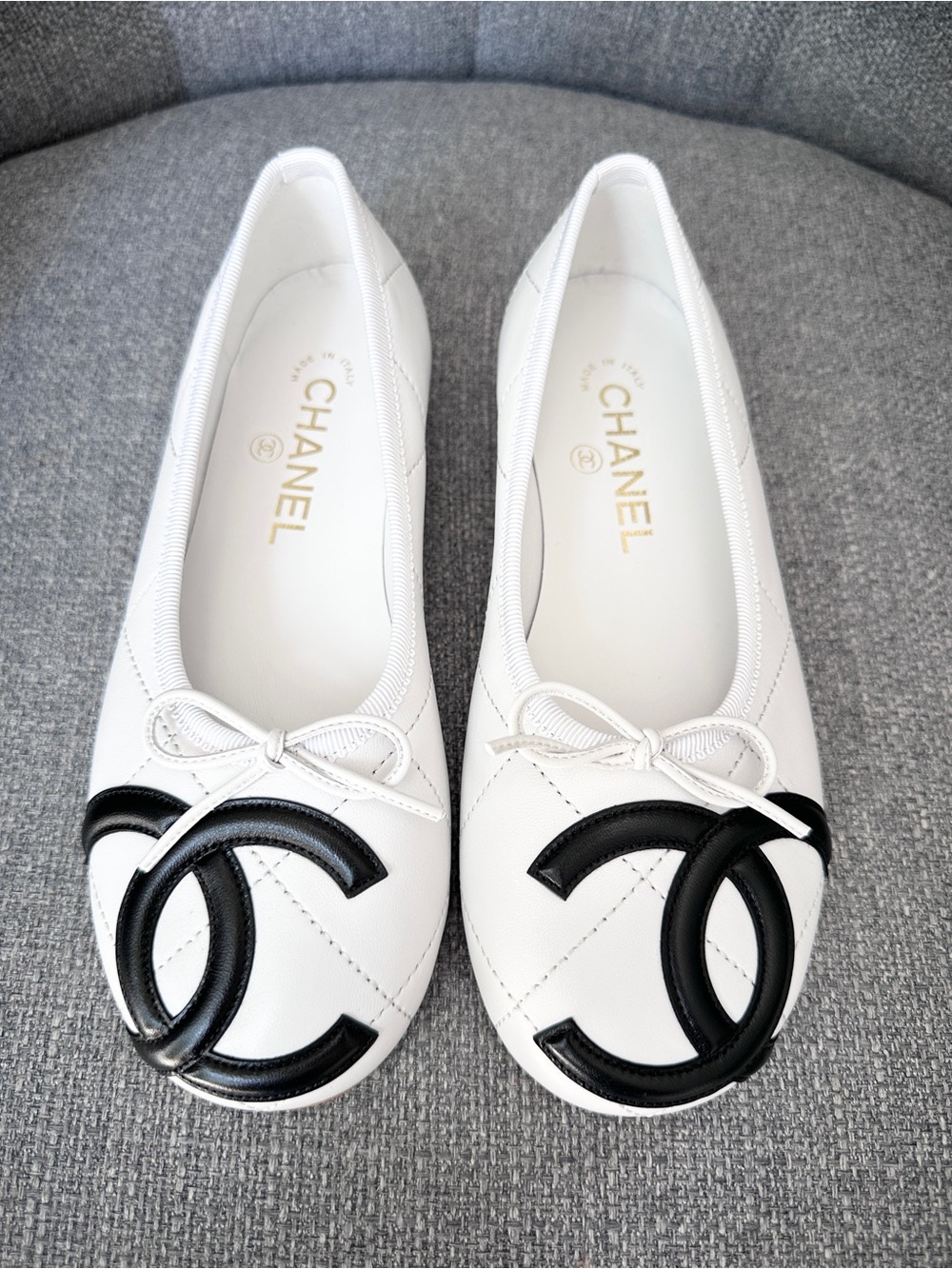 CHANEL CAMBON WHITE QUILTED LEATHER FLATS WITH LARGE BLACK CC LOGO size 39 BLAZY